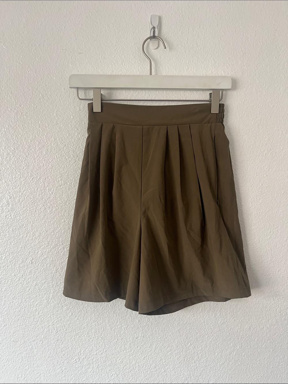 Wayre Flow Shorts in fern green size XXS - Picture 2 of 5